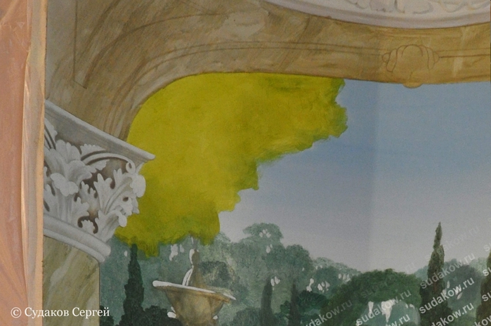 Par exemple, au travail, il y a un petit morceau avec des feuilles de vigne dans les peintures murales