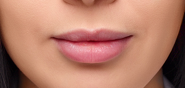 Aplicați puțin pe perie sau pe   tampon de bumbac   și maschează excesul, făcând conturul buzelor perfect neted